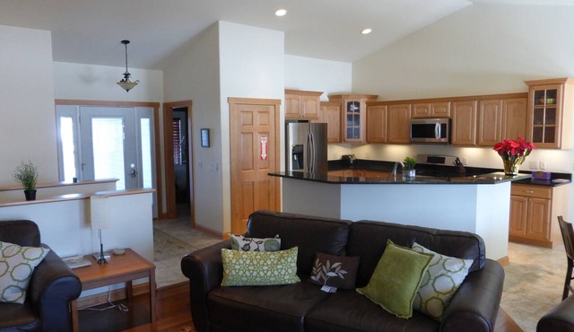 Cozy 4+ Bed 3 Bath Screened in Porch, Fire Pit, yard games - 19 min to Madison in Deerfield