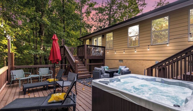 Cozy 4bd lakefront home in Lake Lanier w/HotTub, FirePit, Private dock, Wifi in Gainesville