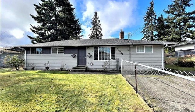 Cozy 5-bedrooms 2 baths house with hot tub in Everett