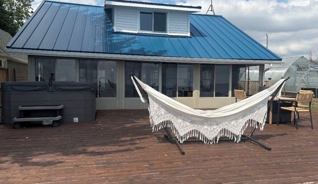 Cozy and rustic Lake Erie cottage with lake views, pool, and hot tub! in Amherstburg