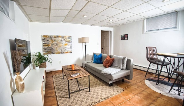 Cozy Apt With King Size Bed- Only 5 Miles to NYC in North Bergen