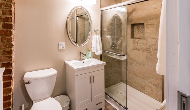 Cozy in KC! Laundry, Kitchen, Deck, Parking, near downtown and the Northland in Kansas City