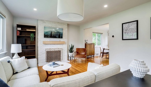 Cozy Modern Single Family 5BD 2BA Home in Falls Church