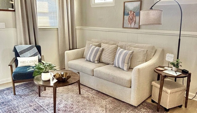 Cozy Private Suite in Cultural District! Walk to Mass St. ~ 5 min to KU Campus in Lawrence