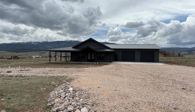 Cozy retreat located in the perfect location for views of the mountains and lake in Eagle Nest