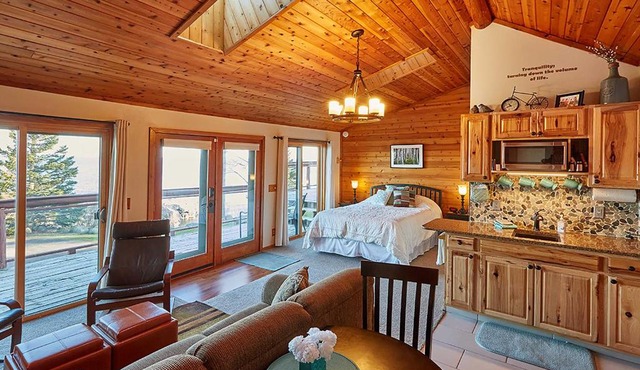 Cozy Schroeder Studio w/Deck on Lake Superior in Schroeder