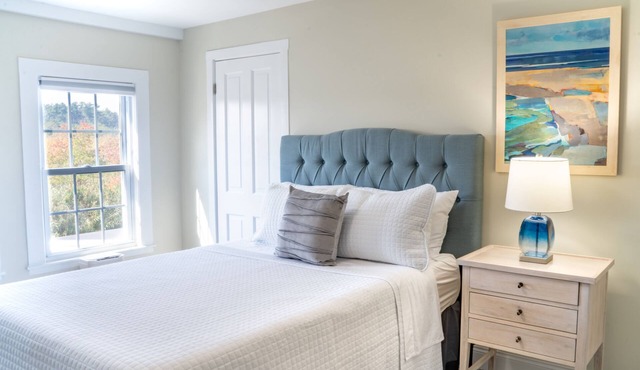 Cozy second floor suite with kitchenette! in Hampton