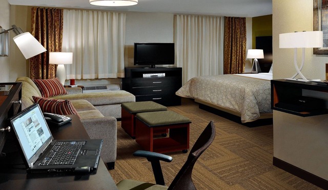 Cozy Studio Suite | Indoor Pool, Hot Tub, Free Wi-Fi, Free Breakfast in Dearborn
