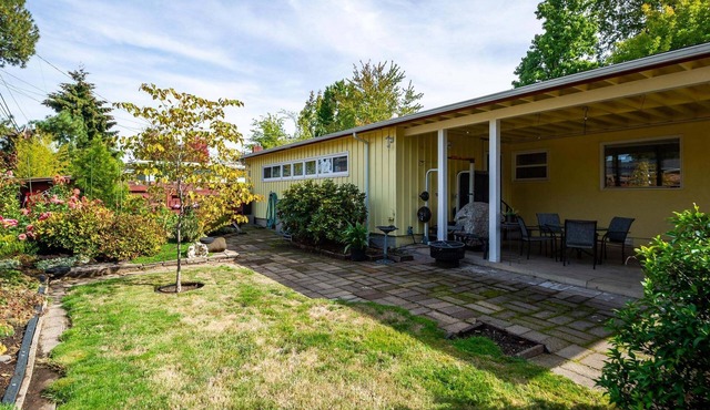 Cozy Sunflower Studio: 1 bedroom retreat, 7 min to UO & 4 min to downtown Eugene. in Eugene