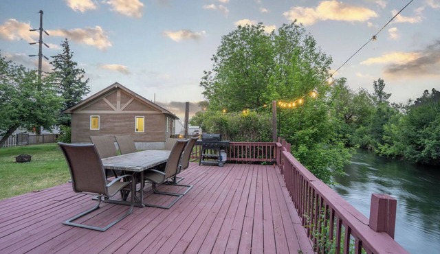Cozy Waterfront Retreat with Hot Tub in St. Anthony in Saint Anthony