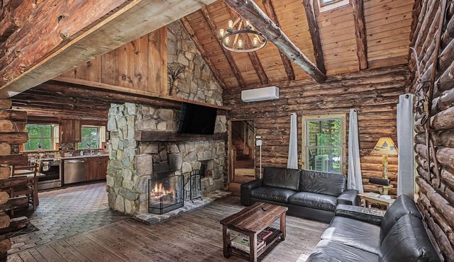 Creekfront Rustic Log Cabin in Bushkill