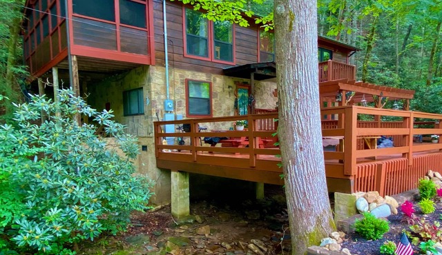 Creeksong Hollow: Free Attraction Tickets, Hot Tub, Walk to Pool & Beautiful Creek View in Sevierville