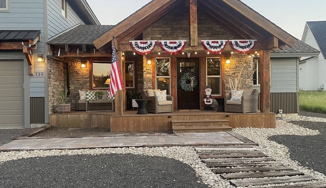 Custom Built Cabin/House Surrounded by Gorgeous Views in Serene Donnelly in Donnelly
