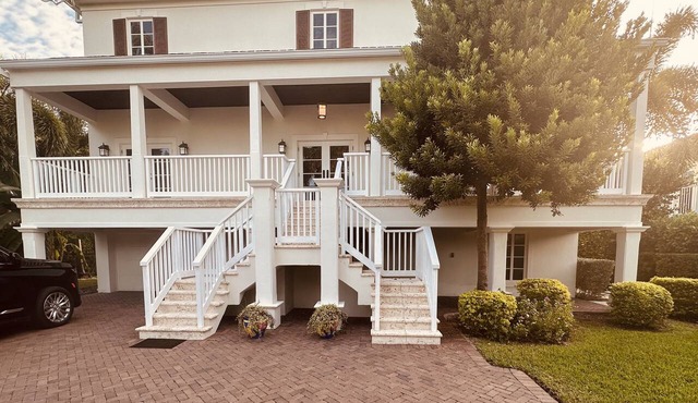 Custom Built Luxury Home on Canal; Walk to Beach; Close to Everything! Dockage in Marathon