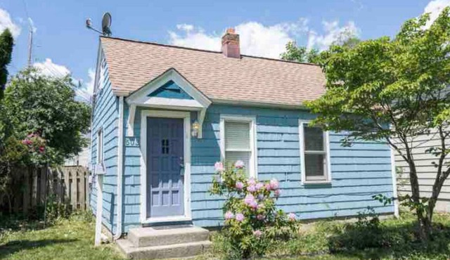 Cute and cozy home just steps from MSU in East Lansing