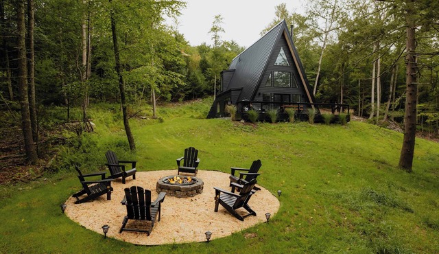 Darby A-Frame + Cabin: Stylish + Modern w/Sauna in Pond Eddy