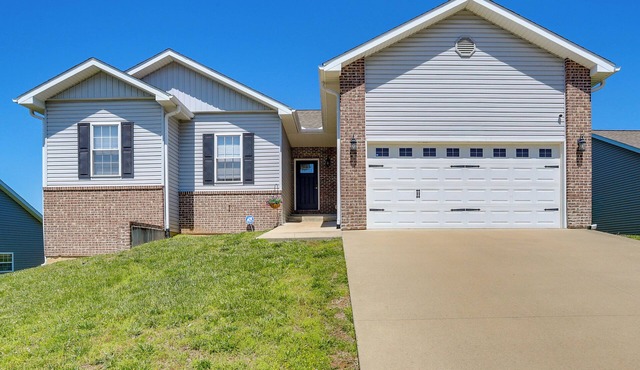Deck & Large Yard! Family Haven in Cape Girardeau in Cape Girardeau
