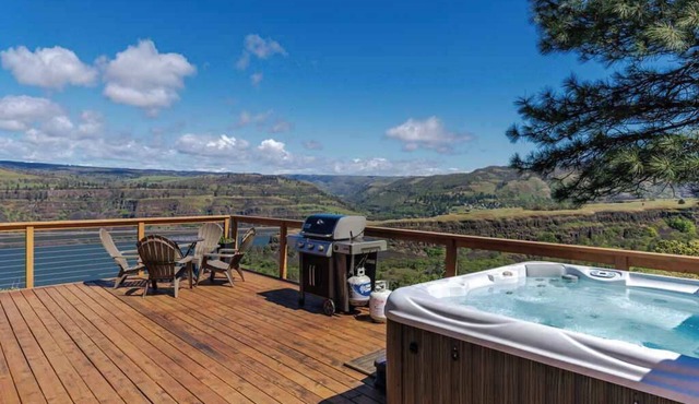 Dog-friendly, 2-level gorge view home with hot tub, lovely deck, central AC, W&D in The Dalles