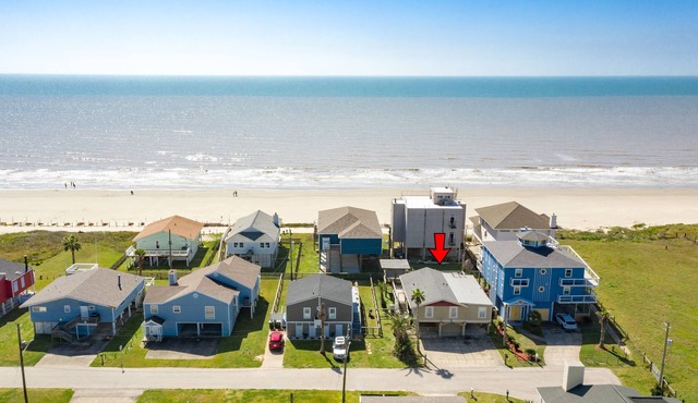Dog Friendly Beachside Home w/Huge Deck, Fenced Yard, Great Kitchen & More! in Galveston