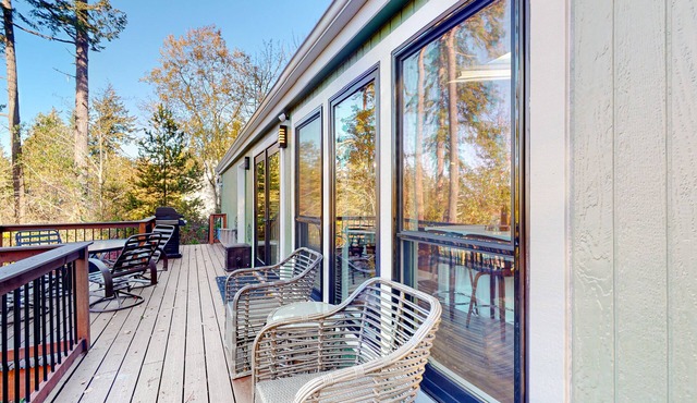 Dog-friendly home with bay-view deck, grill & fireplace - walk to Kukutali Trail in La Conner