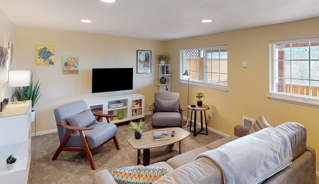 Dog-friendly lower level of duplex w/enclosed deck, washer/dryer, mountain view in Eugene