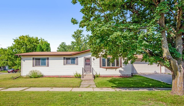 Dog-friendly, river view home with gas grill, fast WiFi, picnic table & deck in Mauston