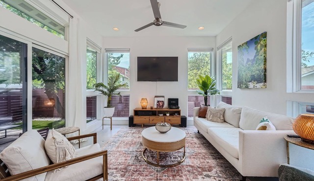 Downtown Vibes with Backyard Bliss - WFH Friendly in Austin