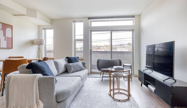 Dreamy Wallingford 1BR w/W/D & Rooftop, nr 99 & I-5, by Blueground in Seattle