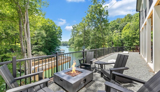 Drift Away Ridge, Brand New Lakefront Luxury w/Covered Decks + Hot Tub, Fire Pit, Party Deck & Dock. in Moneta
