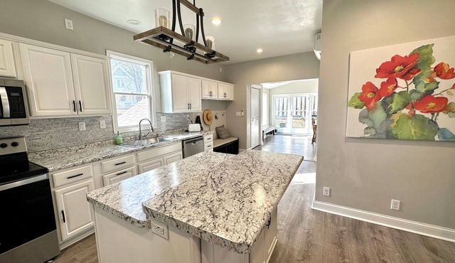EAA Favorite- Spacious 5 Bedroom home sleeps 12, 21 miles to EAA in Kaukauna