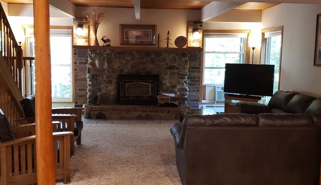 Eagle River Cabin. Close to Public Beach, Boat Landing, Downtown, & Trails! in Eagle River