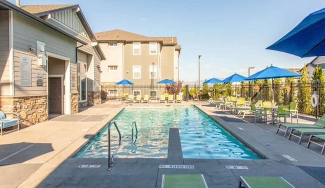 Easy Access to I-15, Comfy Bed, Hot Tub, Gym in Orem