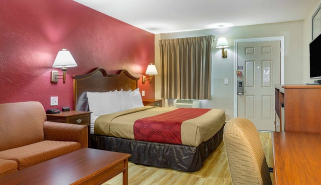 Econo Lodge Sturbridge Route 20 in Sturbridge