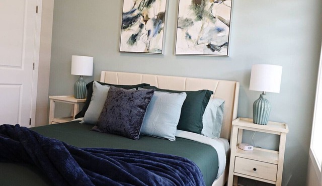 Edgemont Getaway Upstairs | King Bed, Garage, WEM in Edmonton