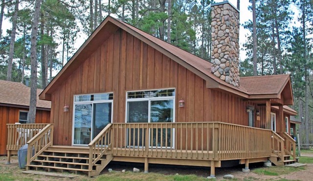 Elbert’s Resort lakeside cabin with dock and Timber’s bar and grill on site! in St.Germain
