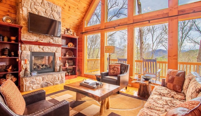 Elegant Log Cabin between Cherokee and Bryson City, hot tub & fire pit in Whittier