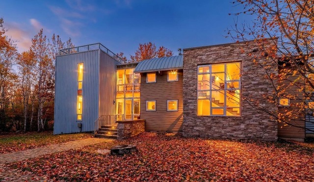 Enjoyable Secluded Cottage with Hot-tub in New Richmond, Wisconsin in New Richmond