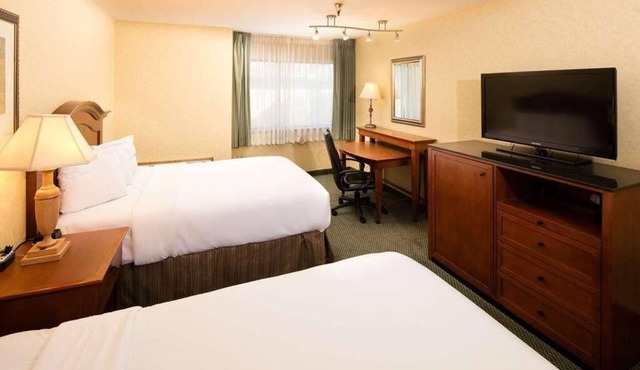 Enjoyable Stay! With Outdoor Pool and Free Parking, Pets are Welcome! in Wenatchee