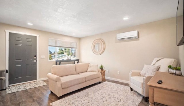Entire Unit~Centrally Located & Updated 2 Bed APT in Spokane Valley