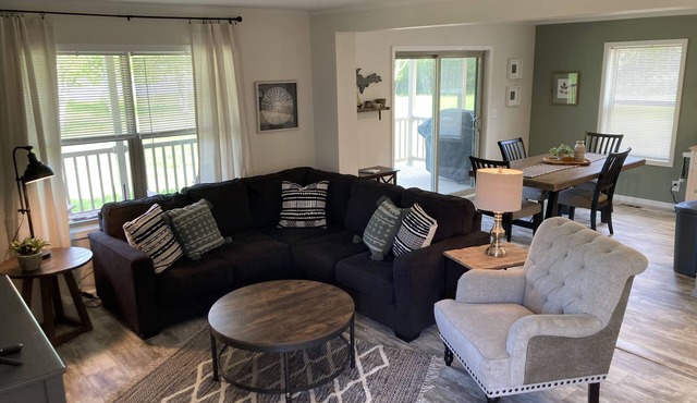 Escanaba River Escape-The Birch Tree Home Modern 3BR Riverfront Retreat in Gladstone