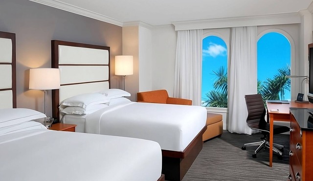 Everything You Need for a Great Stay! 3 Units, Outdoor Pool, Free Parking! in Naples