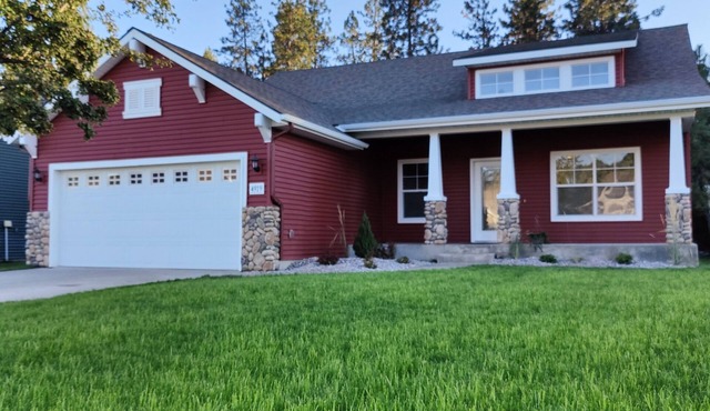Experience Your Comfy Home Base Getaway - NEW TESLA/EV CHARGER. 5-6 star in Post Falls