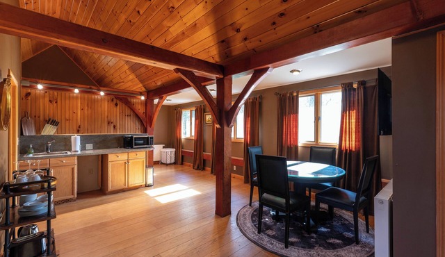 Extra large, quiet retreat with space for extended family, events - indoor pool in Worthington