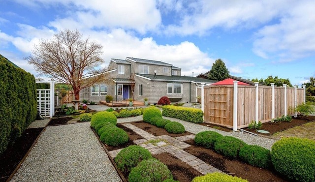 Fabulous 4-bedroom water-front house in cool La Conner perfect for families in La Conner