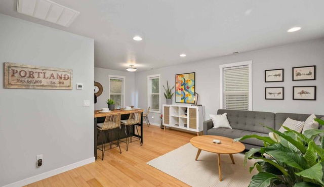 Fantastic Private Single Level Casita, New Decor and Furnishing, Covered Patio, 2 Blocks to Hospital in Milwaukie