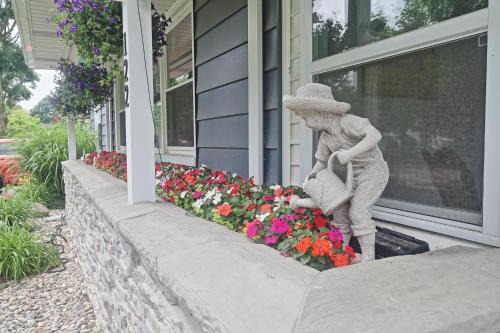Frankenmuth Dawdy Haus with Hot Tub and Massage Chair 2 blocks from main street in Frankenmuth