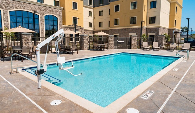 Free Breakfast. Pool. Shared BBQ. 30 Min to Oakland Zoo! in Newark