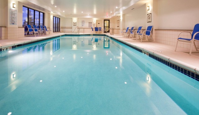 Free Breakfast, Pool, Hot Tub, Gym. Great Suite! in Oconomowoc