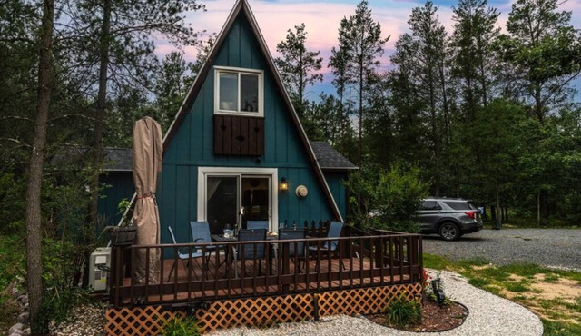 Fully Loaded Cabin, Coffee Bar, NEW Hot Tub, Epic Firepit, Close to the Dells in Friendship