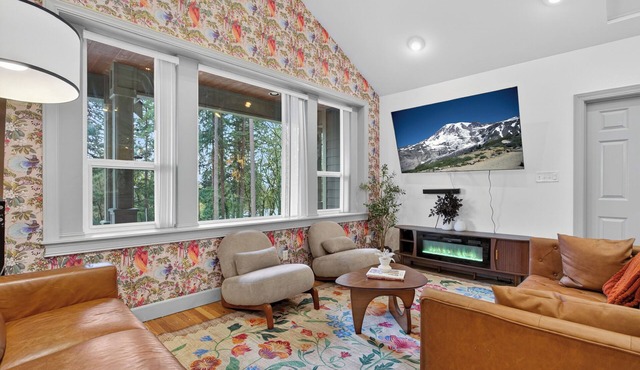 Fun Retreat! Playground, arcade, sauna, EV charger, 12mi SEA, 1mi to light rail in Kent
